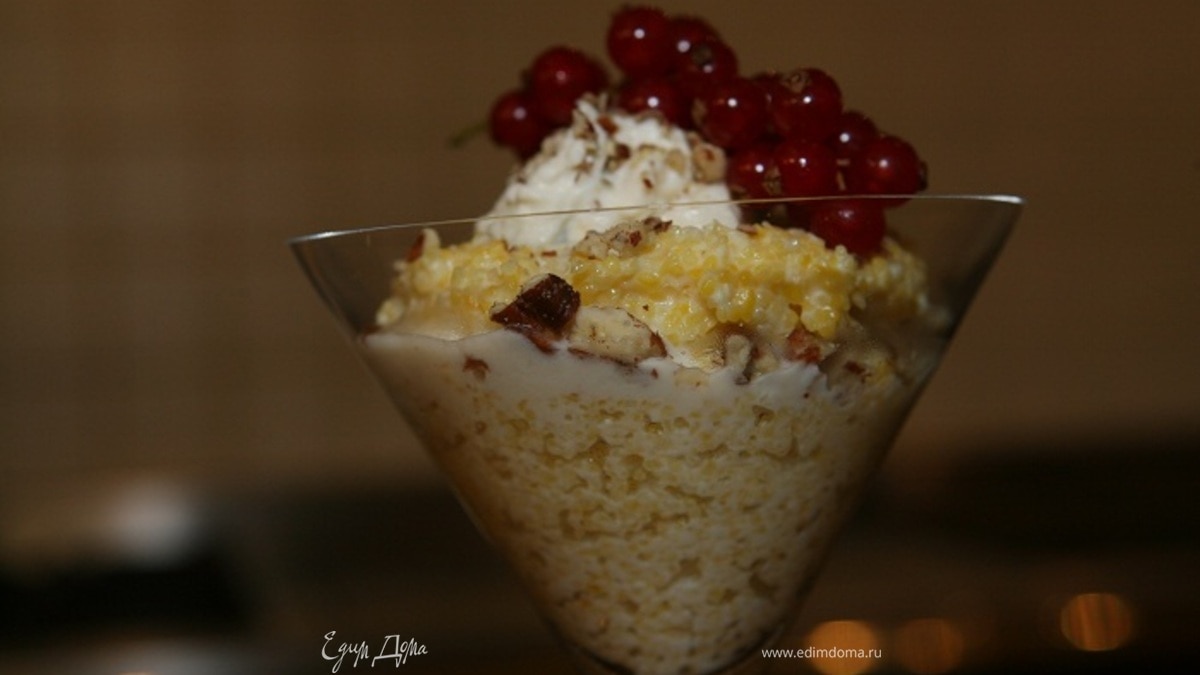 Кукурузная каша с маскарпоне, голубикой и орехами пекан