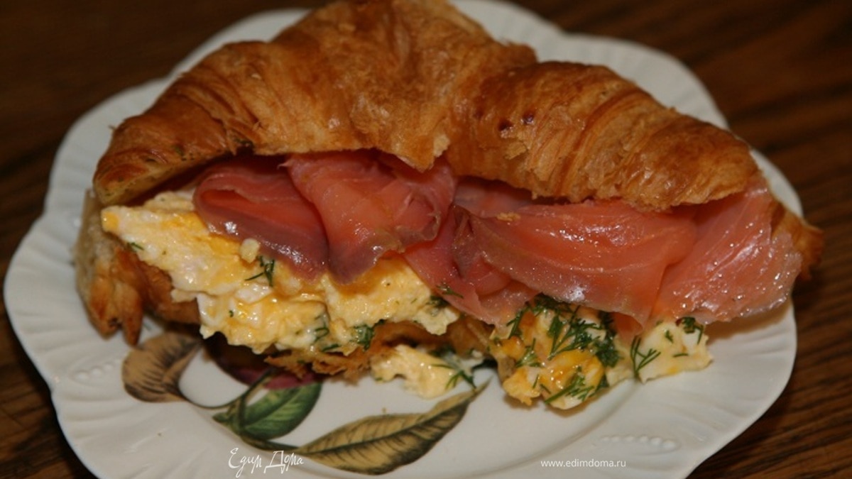 Круассаны со взбитыми яйцами, семгой и укропом