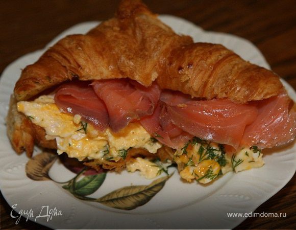Круассаны со взбитыми яйцами, семгой и укропом