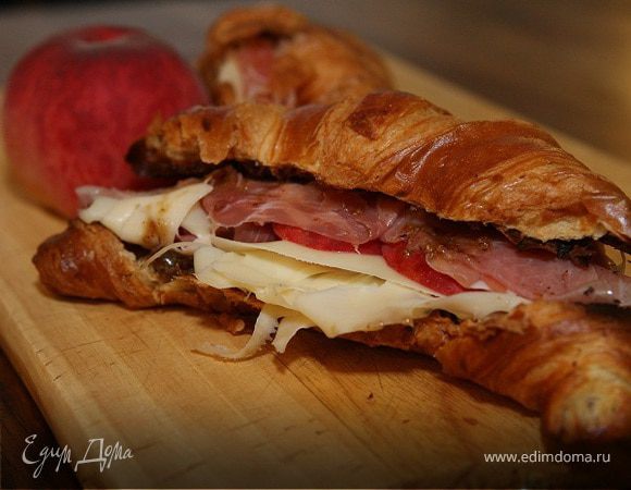 Круассаны с сыром, персиком и пармской ветчиной Круассаны с сыром, персиком и пармской ветчиной