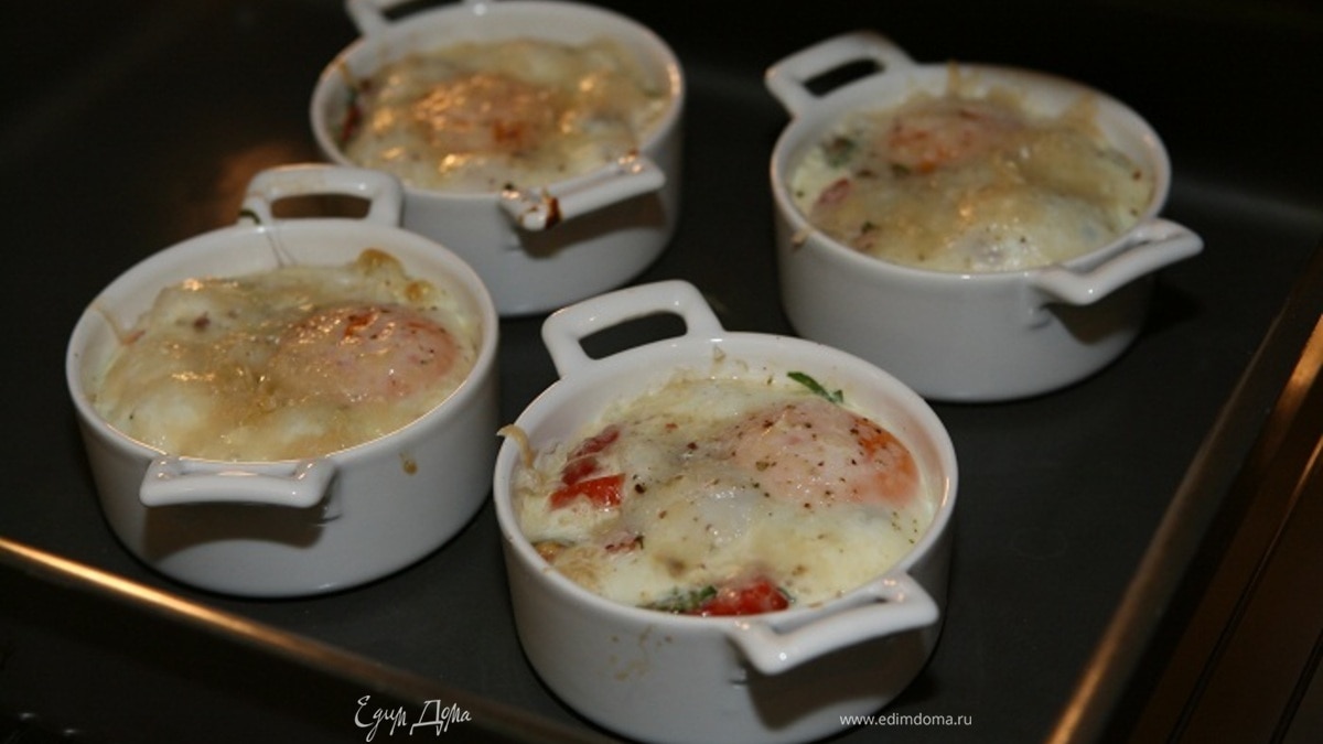 Яйца с помидорами и травами