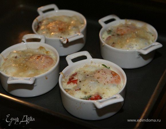 Яйца с помидорами и травами 