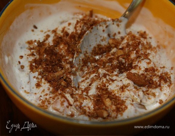 Мюсли в йогурте с инжиром, курагой и миндалем