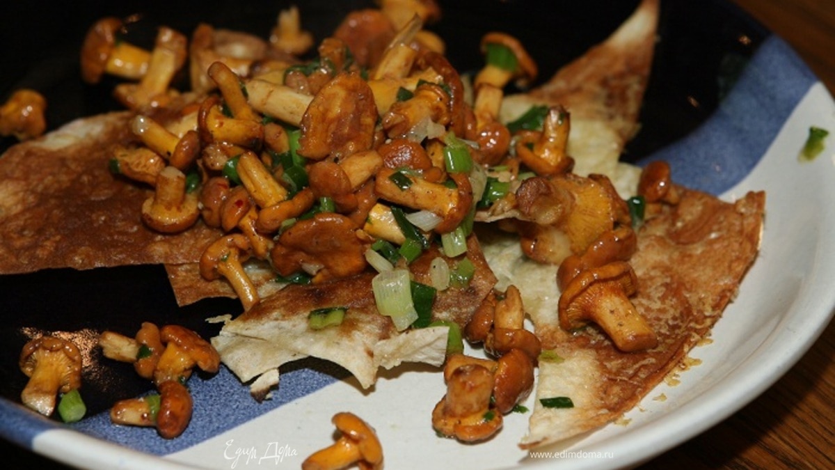 Грибы с пармезаном и зеленым луком на чипсах из лаваша