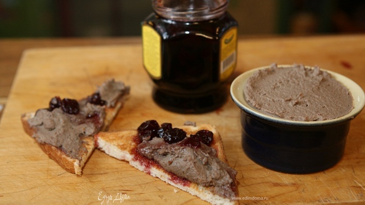 Тосты с вареньем и паштетом из куриной печенки