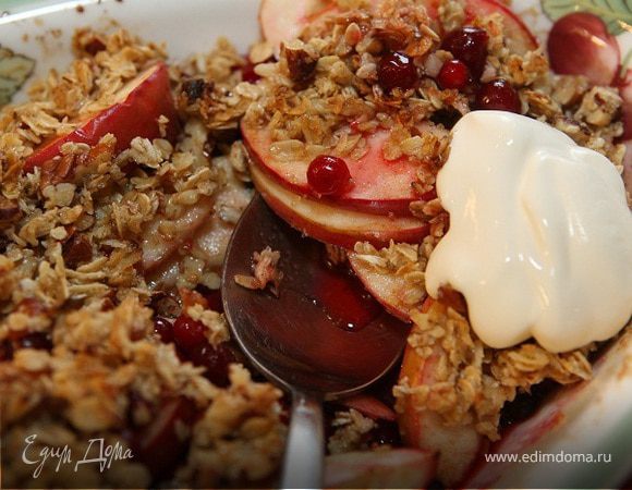 Овсянка с яблоками, клюквой и орехами пекан