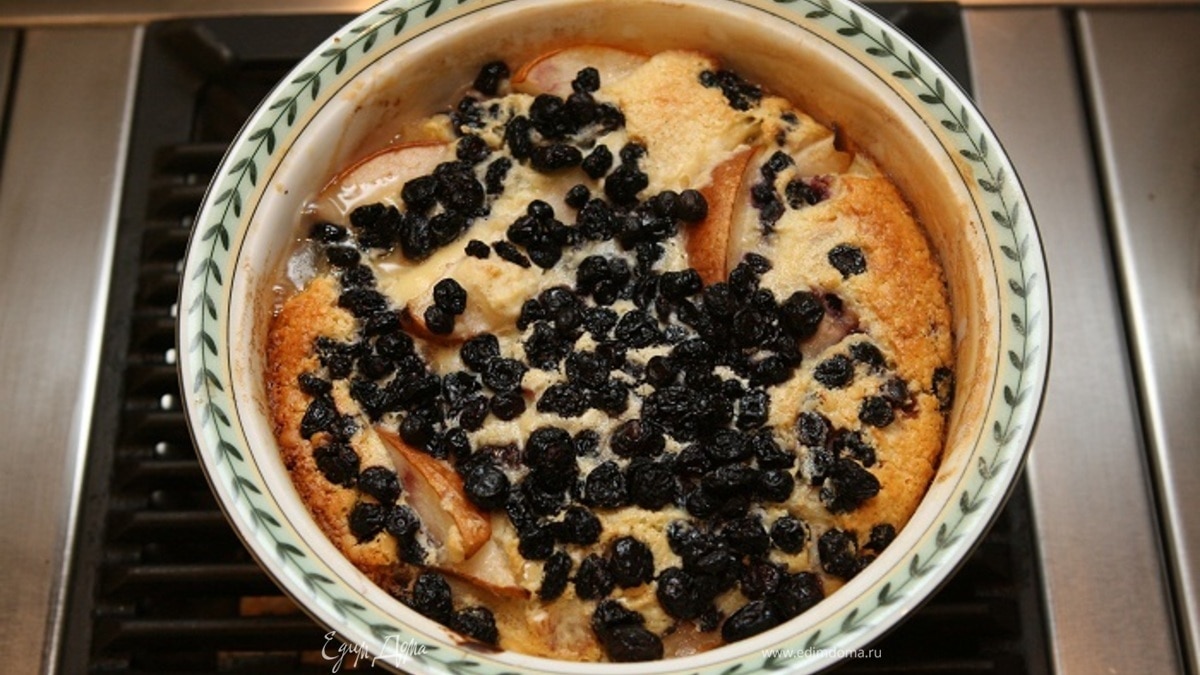 Легкий пирог с грушами и сушеной черникой