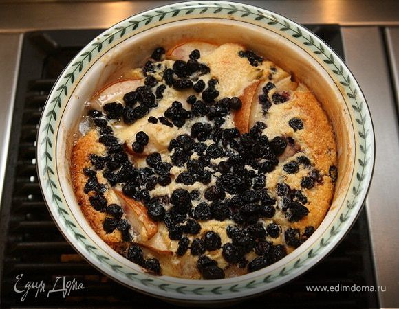 Легкий пирог с грушами и сушеной черникой Легкий пирог с грушами и сушеной черникой