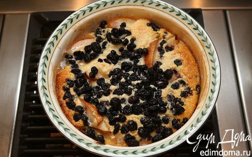 Рецепт Легкий пирог с грушами и сушеной черникой