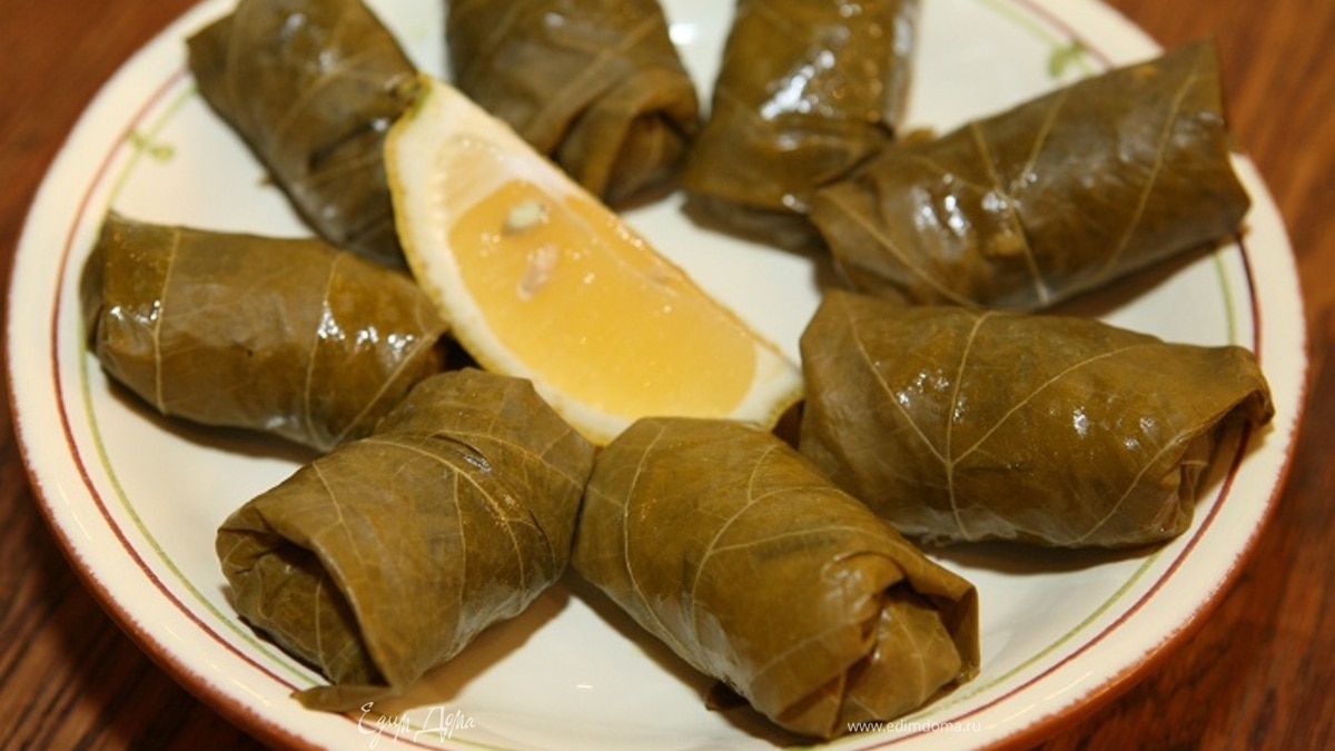 Рис с мятой и кедровыми орешками в виноградных листьях