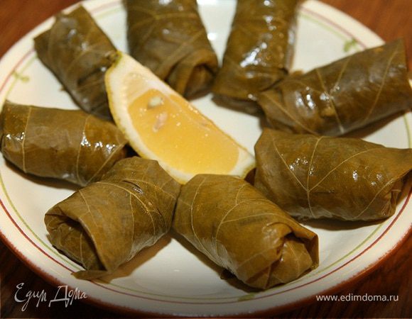 Рис с мятой и кедровыми орешками в виноградных листьях Рис с мятой и кедровыми орешками в виноградных листьях