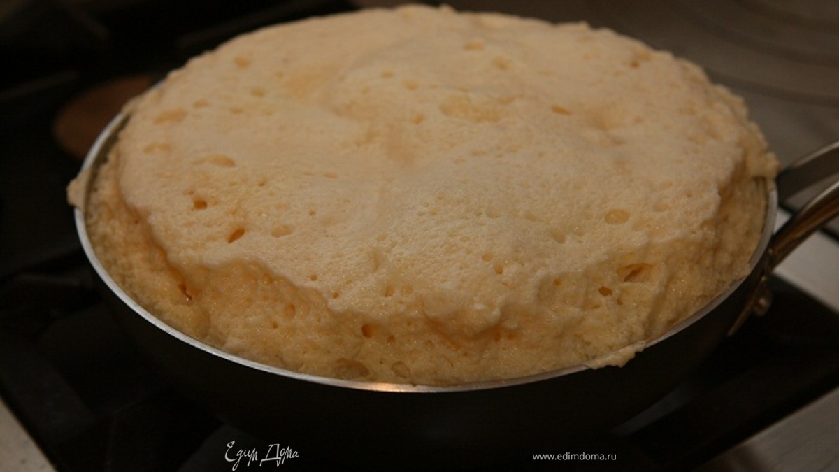 Сладкий омлет со сметаной и яблоками