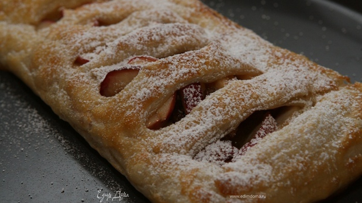 Быстрый яблочный штрудель с изюмом, миндалем и корицей