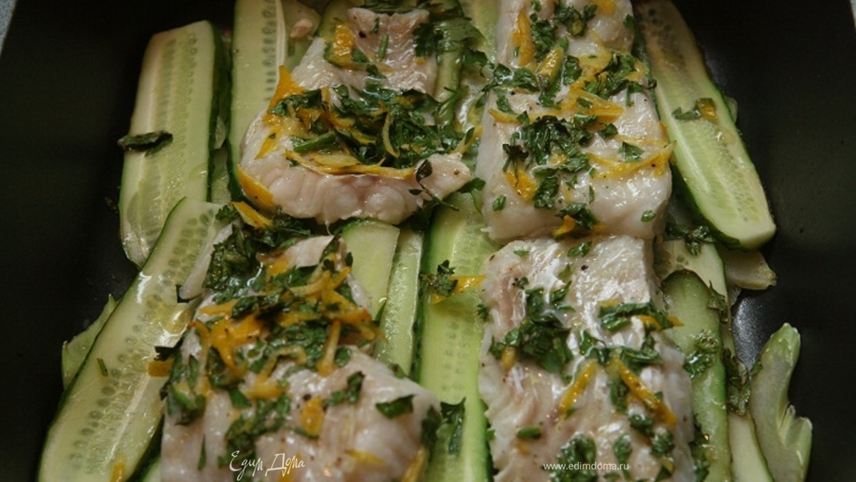 Запеченная лимонная треска с огурцами и сельдереем