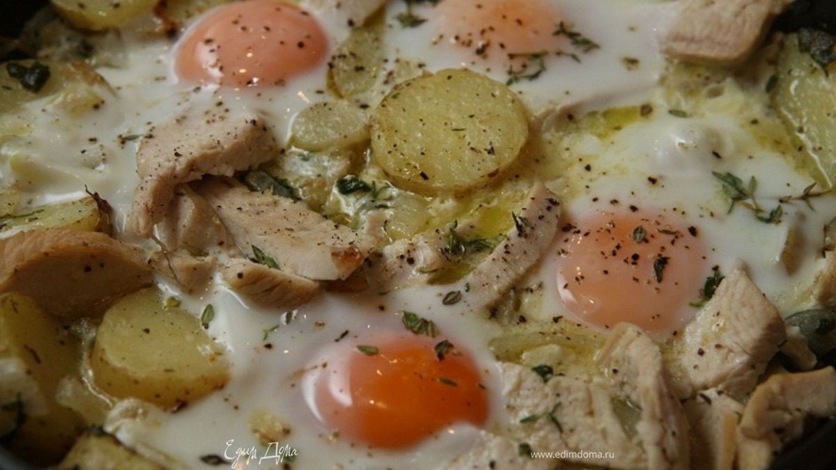 Яичница с индейкой, картофелем и травами