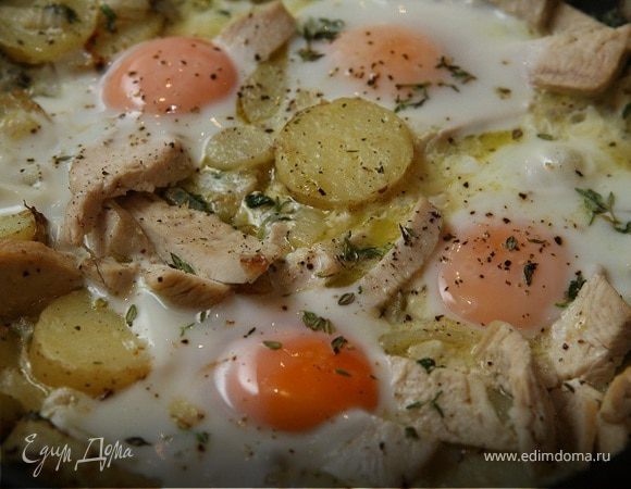 Яичница с индейкой, картофелем и травами Яичница с индейкой, картофелем и травами