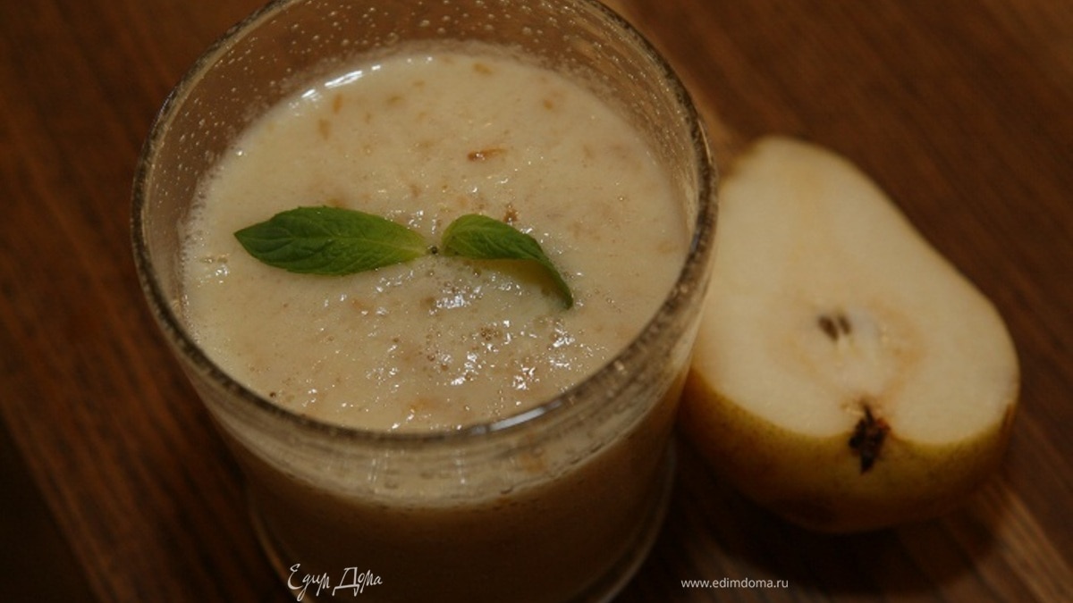 Грушевый смузи с йогуртом и апельсиновым соком