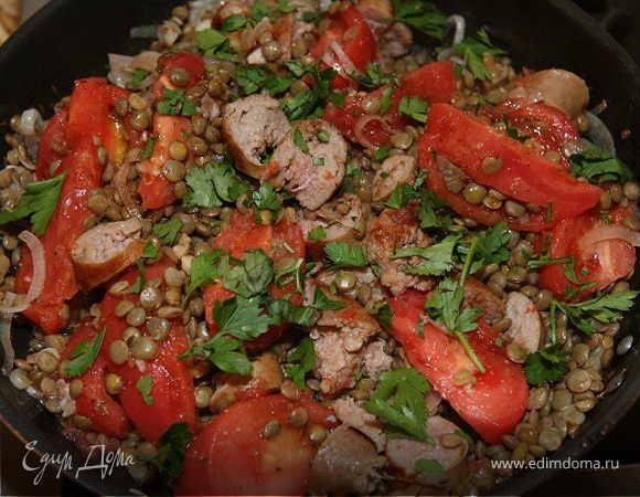 Салат из чечевицы с помидорами и колбасками