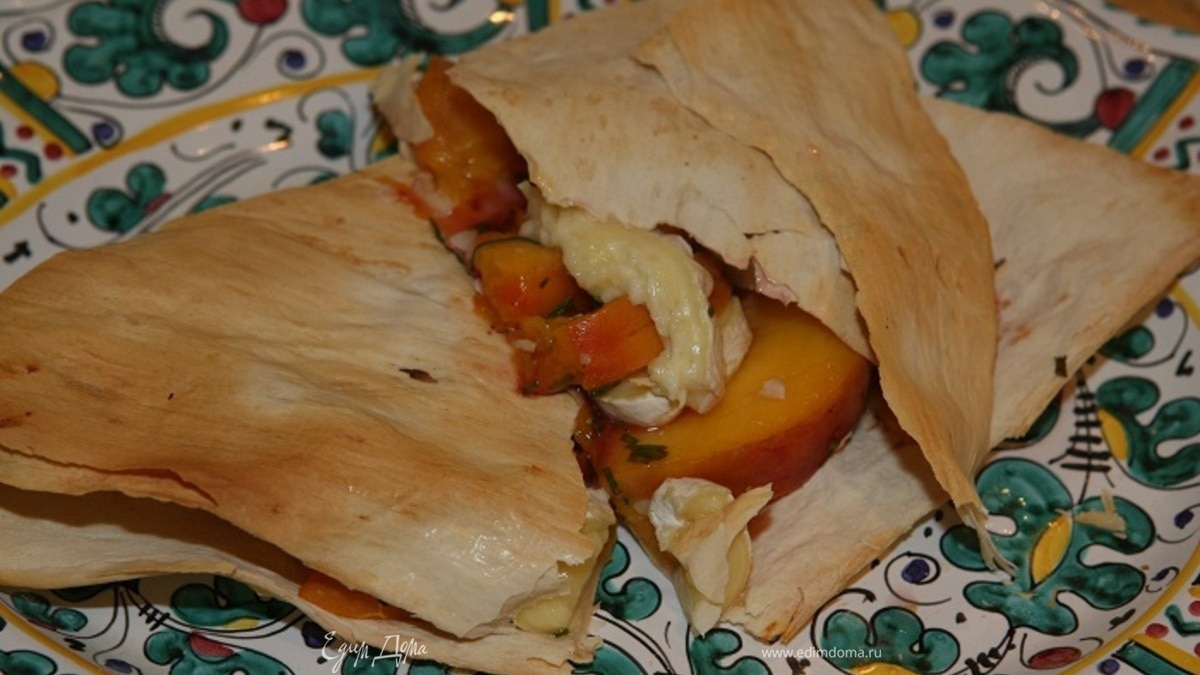 Лаваш с сыром, персиками и шнитт-луком              