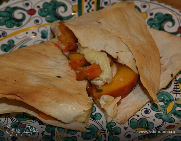 Лаваш с сыром, персиками и шнитт-луком Лаваш с сыром, персиками и шнитт-луком