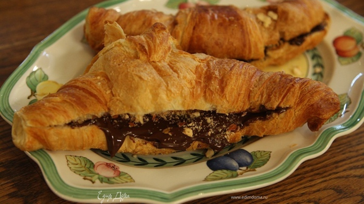 Круассаны с шоколадным сыром и миндалем