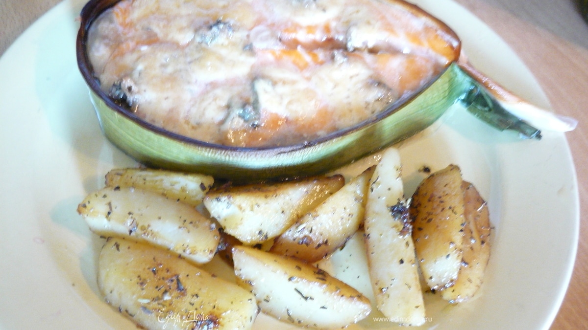 Стейки из лосося с голубым сыром