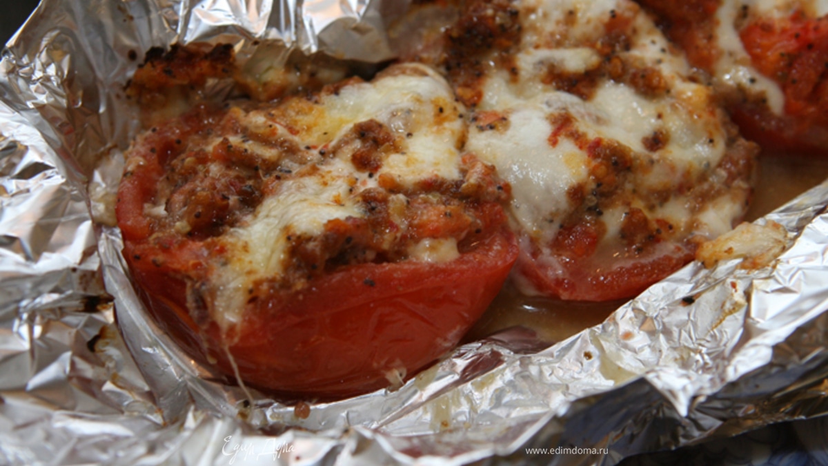 Помидоры, фаршированные моцареллой, анчоусами и сухарями