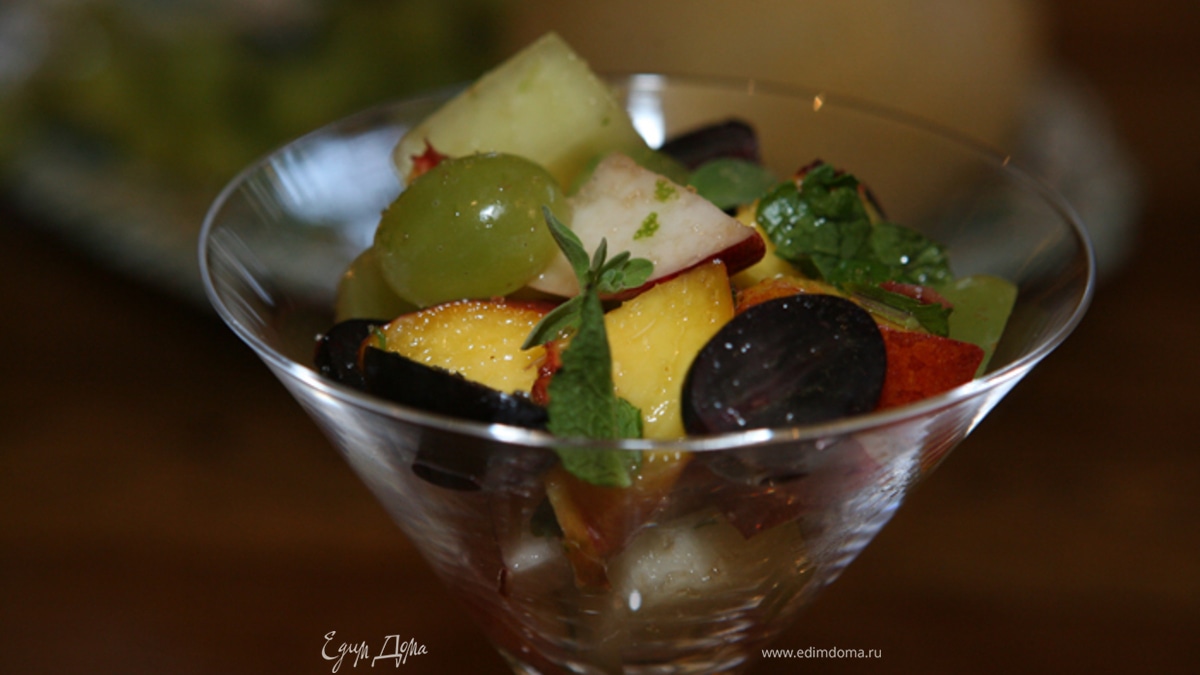 Летний салат из винограда с персиком и дыней