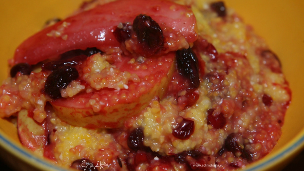 Кукурузная каша с грушей, изюмом и клюквой