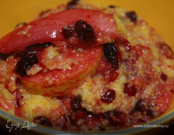 Кукурузная каша с грушей, изюмом и клюквой