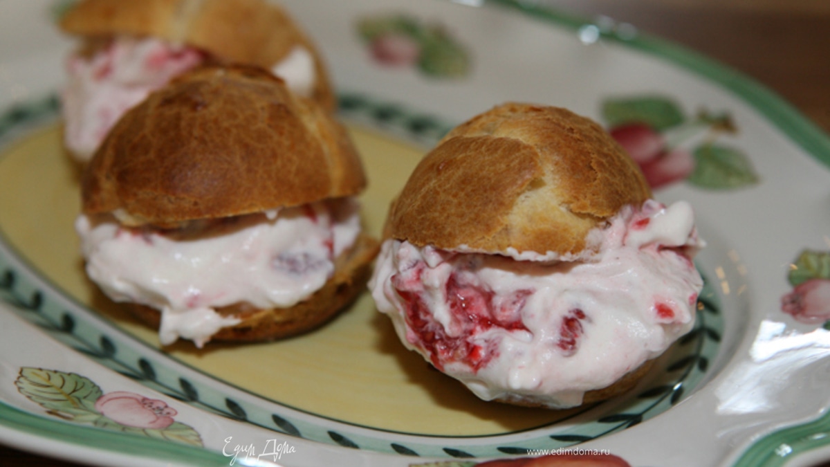 Эклеры с малиной и взбитыми сливками