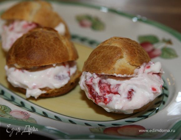 Эклеры с малиной и взбитыми сливками Эклеры с малиной и взбитыми сливками