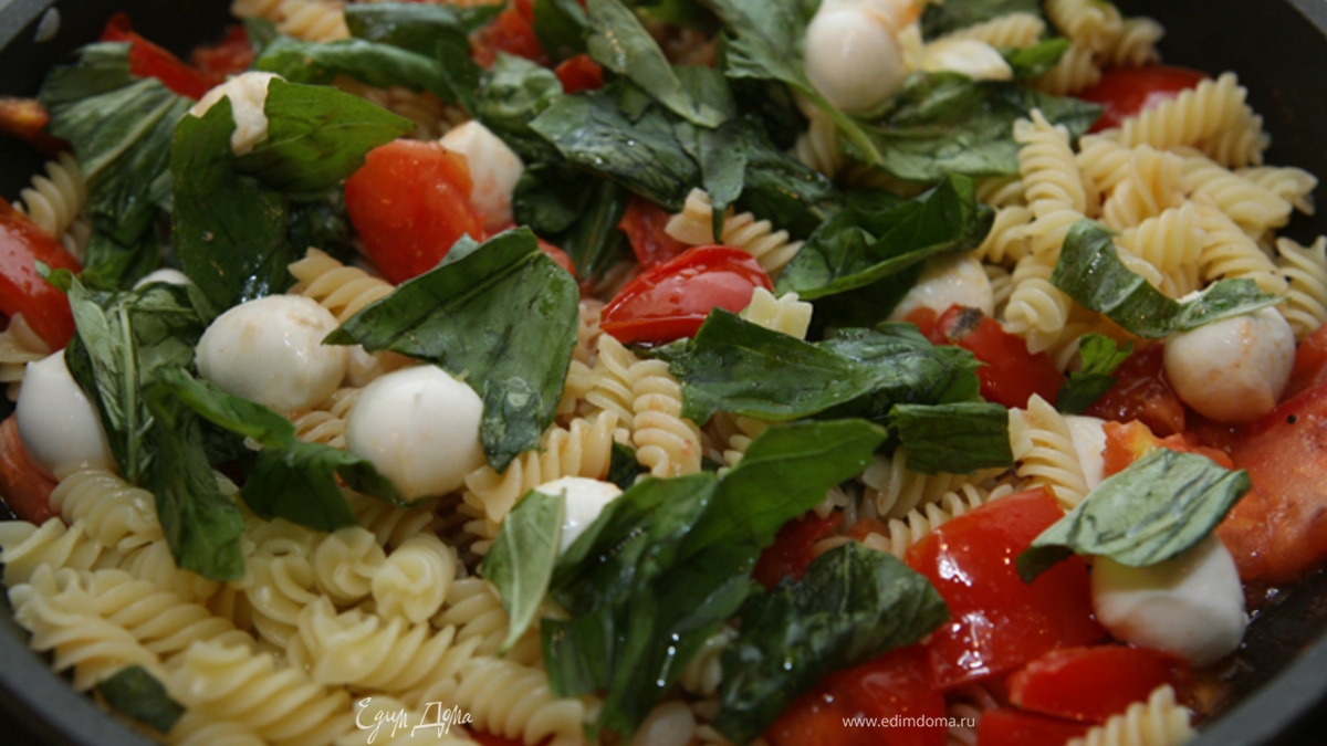Макароны с помидорами и моцареллой по-каприйски
