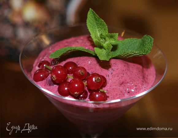 Коктейль с йогуртом и черной смородиной Коктейль с йогуртом и черной смородиной