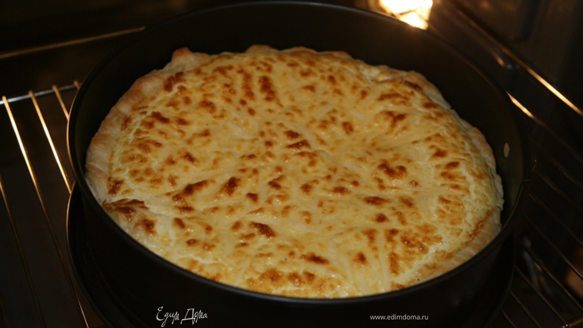 Пирог из слоеного теста с сыром и творогом