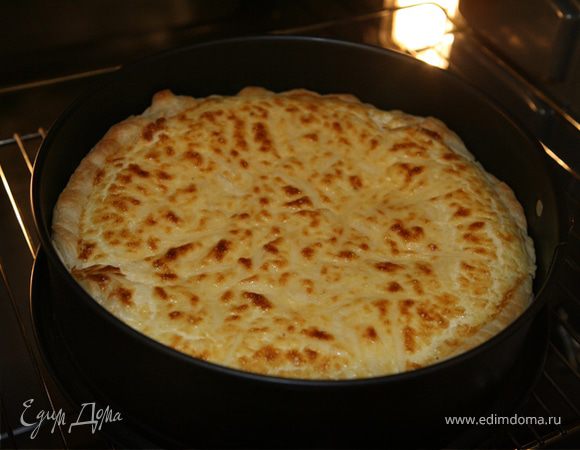 Пирог из слоеного теста с сыром и творогом