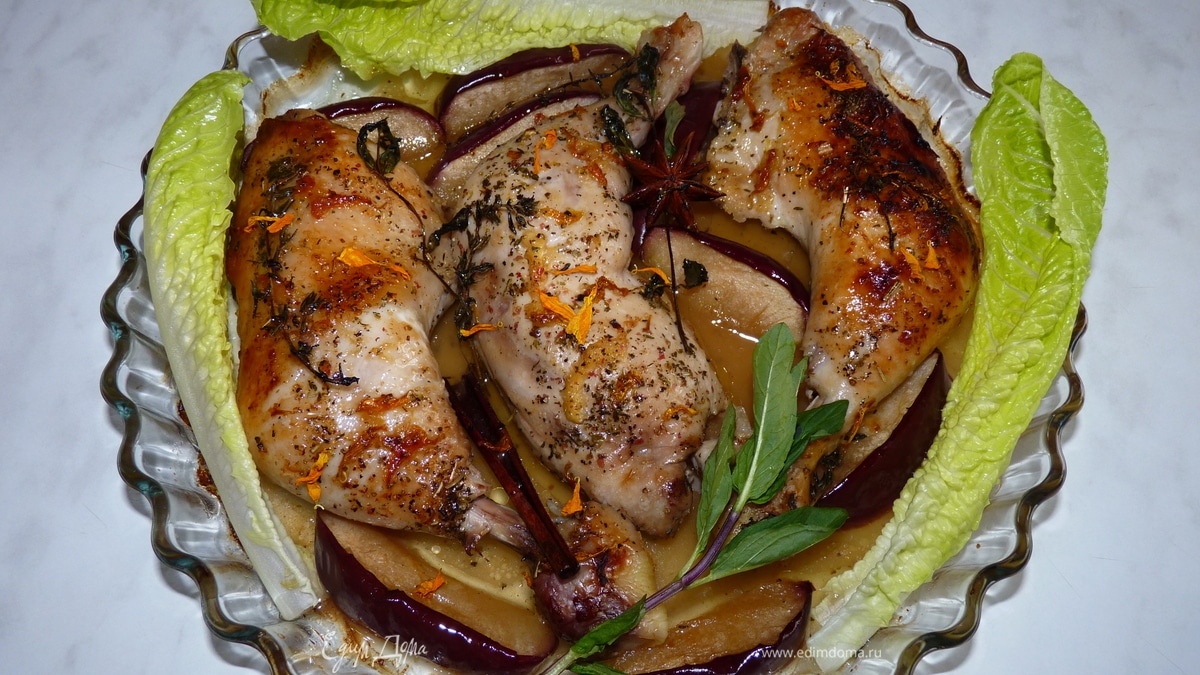 Пикантная курочка с яблоками