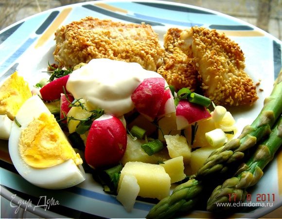 Палтус в кунжутной панировке с картофельным салатом Палтус в кунжутной панировке с картофельным салатом