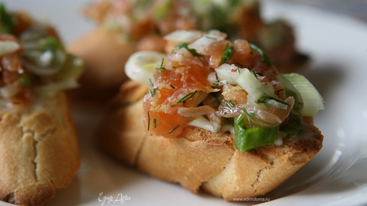 Кростини с семгой, фенхелем и зеленым луком    
