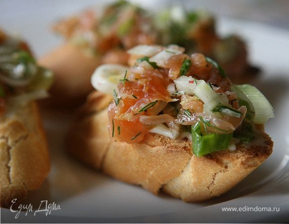 Кростини с семгой, фенхелем и зеленым луком    