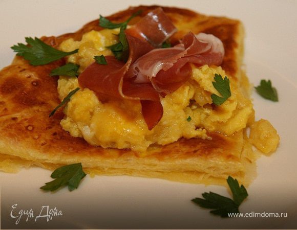Взбитые яйца с ветчиной и петрушкой на слоеном тесте Взбитые яйца с ветчиной и петрушкой на слоеном тесте