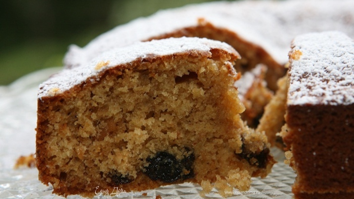 Пряный имбирный кекс с черносливом и кленовым сиропом