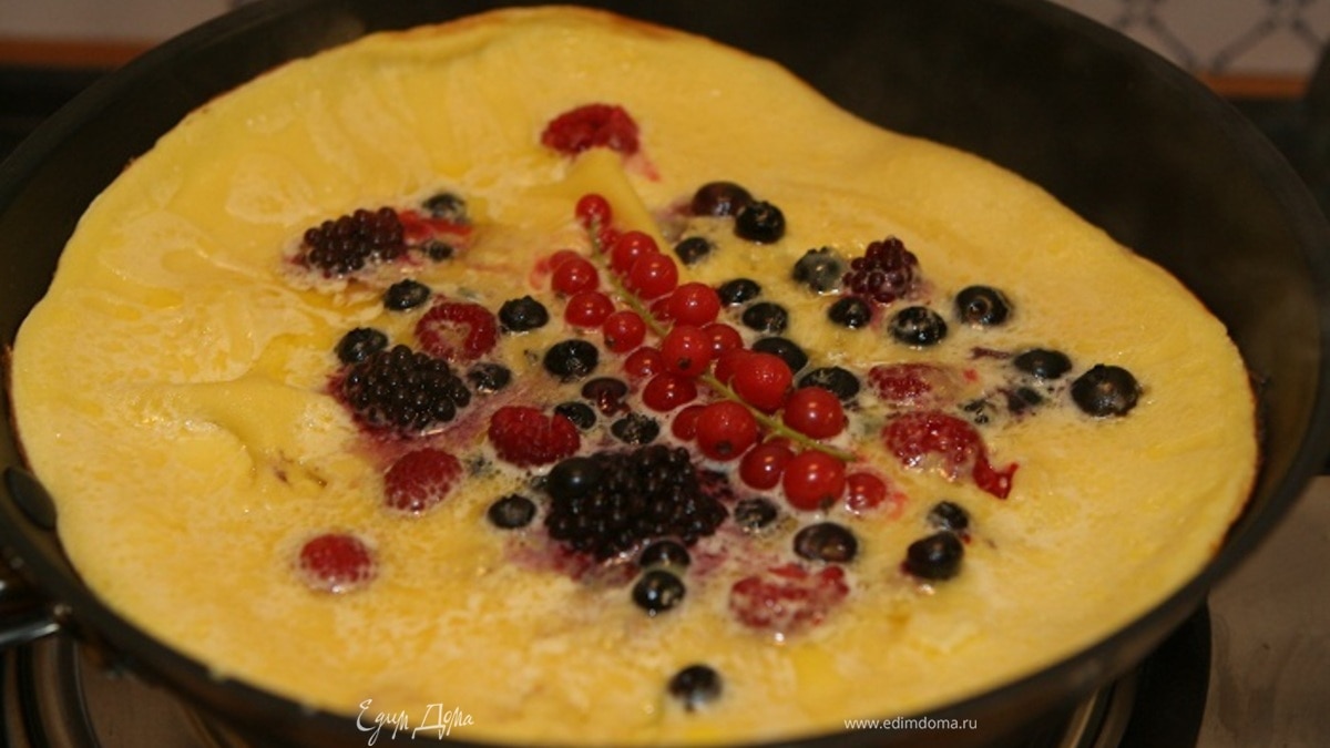 Сладкий ванильный омлет с ягодами