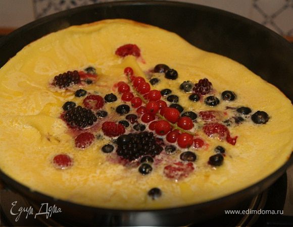 Сладкий ванильный омлет с ягодами Сладкий ванильный омлет с ягодами