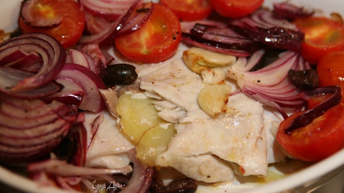 Запеченная дорада с картофелем и салатом из помидоров и оливок