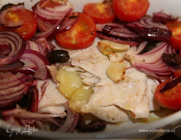 Запеченная дорада с картофелем и салатом из помидоров и оливок Запеченная дорада с картофелем и салатом из помидоров и оливок