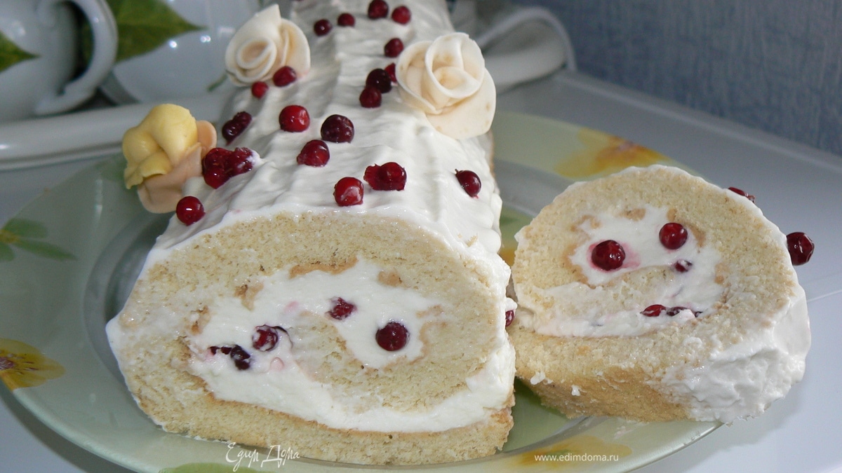 Рулет с суфле и брусникой