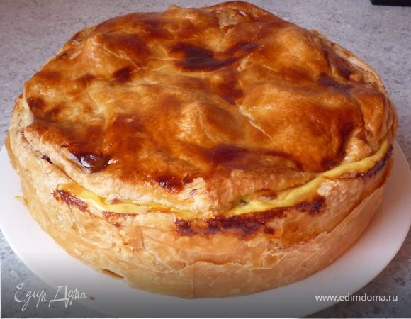 Закрытый пирог из слоеного теста с картофелем, перцем и копченым окороком