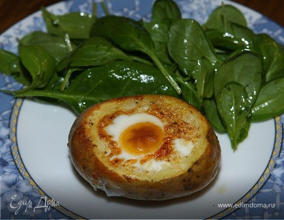 Яйца, запеченные в картофеле, с гарниром из шпината 