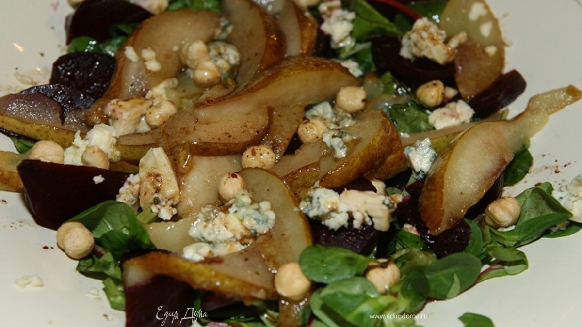 Салат из запеченной свеклы, груши, сыра и орехов